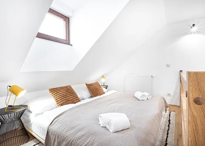 Beautifully Renovated Apartments At Lesser Town