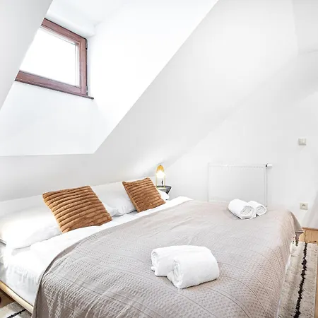 Beautifully Renovated Apartments At Lesser Town Prague Exterior photo
