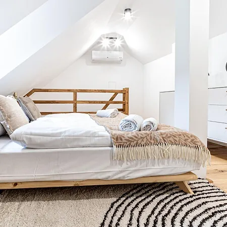 Beautifully Renovated Apartments At Lesser Town Prague Exterior photo