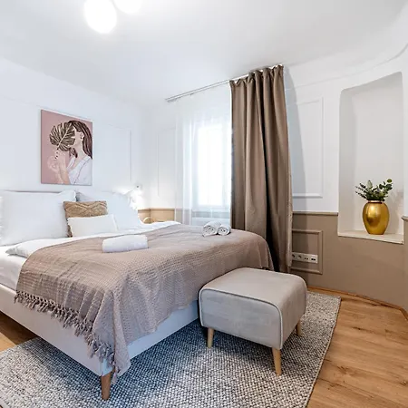 Beautifully Renovated Apartments At Lesser Town Prague Exterior photo
