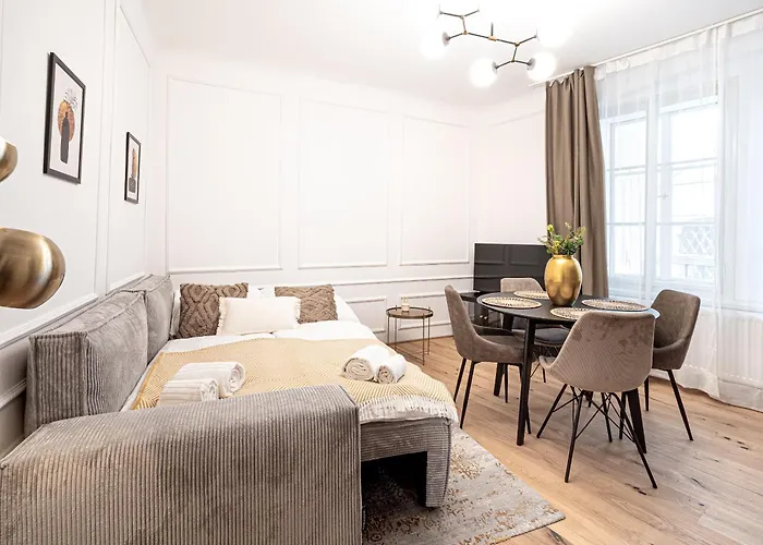 Beautifully Renovated Apartments At Lesser Town